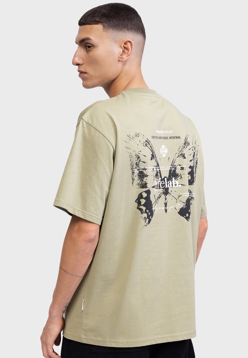 Redefined Rebel - ABRAHAM BOXY FIT - Print T-shirt - Oil Green, Enlarge