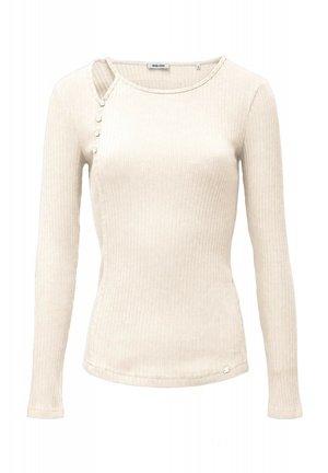 Top beige de manga larga con costillas, cuello redondo y detalle asimétrico de botones en el hombro izquierdo.