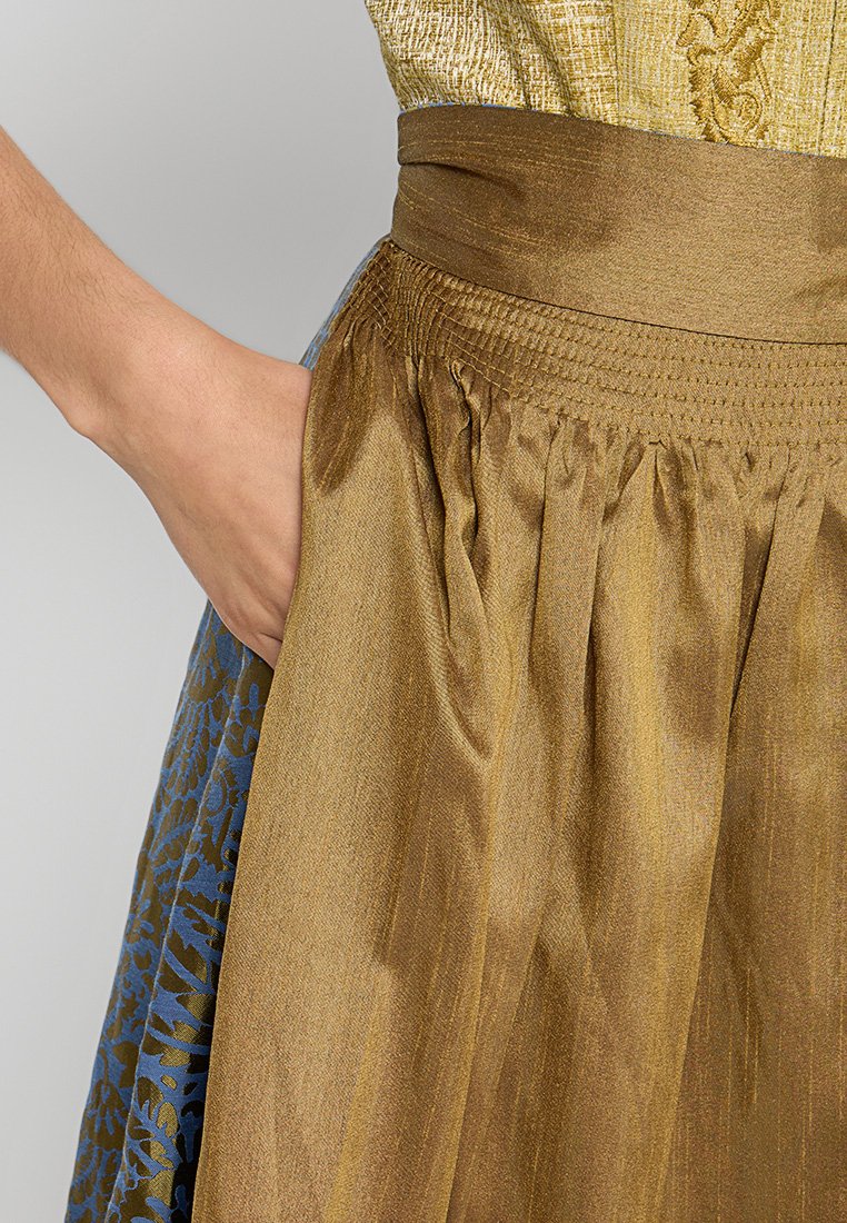 Brauner Satinrock mit einem gerafften Bund und blauem Blumenmuster. Seitliche Tasche sichtbar. Weiche Textur und fließendes Design.