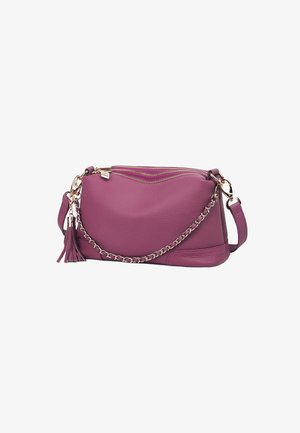 Fioletowa skórzana torba o gładkiej fakturze, podwójne zamki błyskawiczne, akcenty w postaci łańcuszka i frędzli oraz odpinany pasek do noszenia na krzyż.