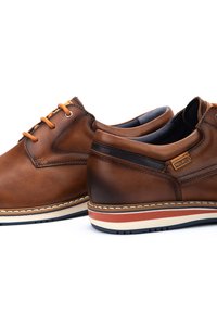 Pikolinos AVILA - Zapatos con cordones - brown