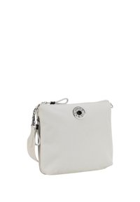 Borsa a tracolla bianca in nylon con superficie testurizzata, hardware in argento e accento con logo circolare. Presenta una chiusura con zip e una tracolla regolabile.