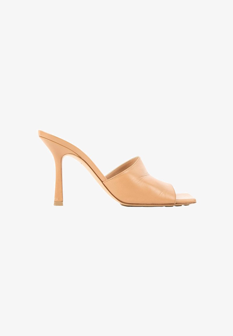 Mule beige à bout ouvert avec un talon haut et fin et une large bride avant en cuir lisse.