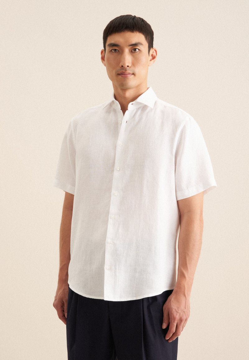 Witte linnen shirt met korte mouwen, knoopsluiting aan de voorkant, klassieke kraag en een relaxte pasvorm. Glad textuur met een licht, ademend ontwerp.