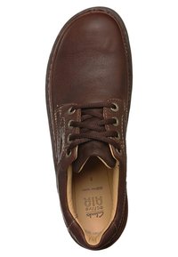 Bruine leren schoen met vetersluiting, ronde neus en gestikte accenten. Heeft een gevoerde zool, maat 8, voor comfort.