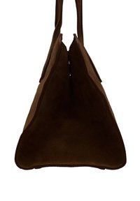 Brązowa torebka ze zamszu w kształcie trójkąta, charakteryzująca się miękką teksturą i podwójnymi ramiączkami, zaprojektowana z minimalistycznymi detalami.