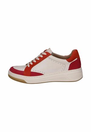 Hvid sneakers med røde og pink ruskindsdetaljer, rund tå, perforerede detaljer, flad snørebåndsdesign og en tekstureret gummisål.
