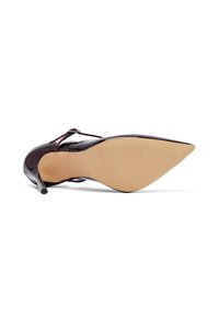 Zapato de charol burdeos brillante con tacón alto, punta afilada y tacón de aguja delgado. Suela beige lisa con textura mínima.