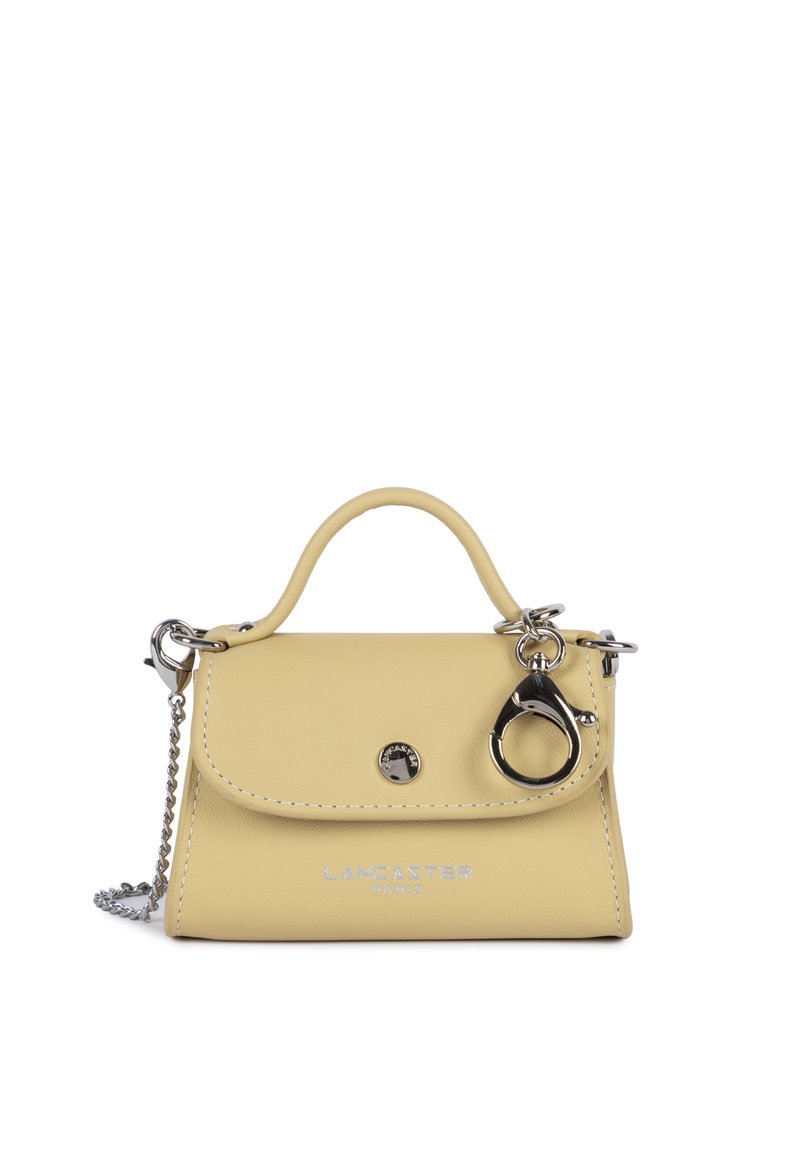 Petit sac à main en cuir jaune pâle avec poignée supérieure, bandoulière en chaîne argentée, boucle argentée et logo Lancaster Paris sur le devant.