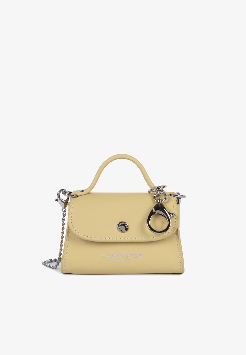 Petit sac à main en cuir jaune pâle avec poignée supérieure, bandoulière en chaîne argentée, boucle argentée et logo Lancaster Paris sur le devant.