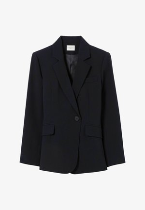 Veste noire sur mesure à un bouton avec revers crantés, deux poches à rabat et une poche poitrine passepoilée, présentée sur fond blanc.