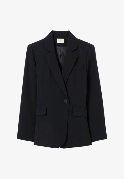 Blazer negro a medida con un solo botón, solapas con muesca, dos bolsillos con solapa y un bolsillo de ojal en el pecho, mostrado sobre fondo blanco.