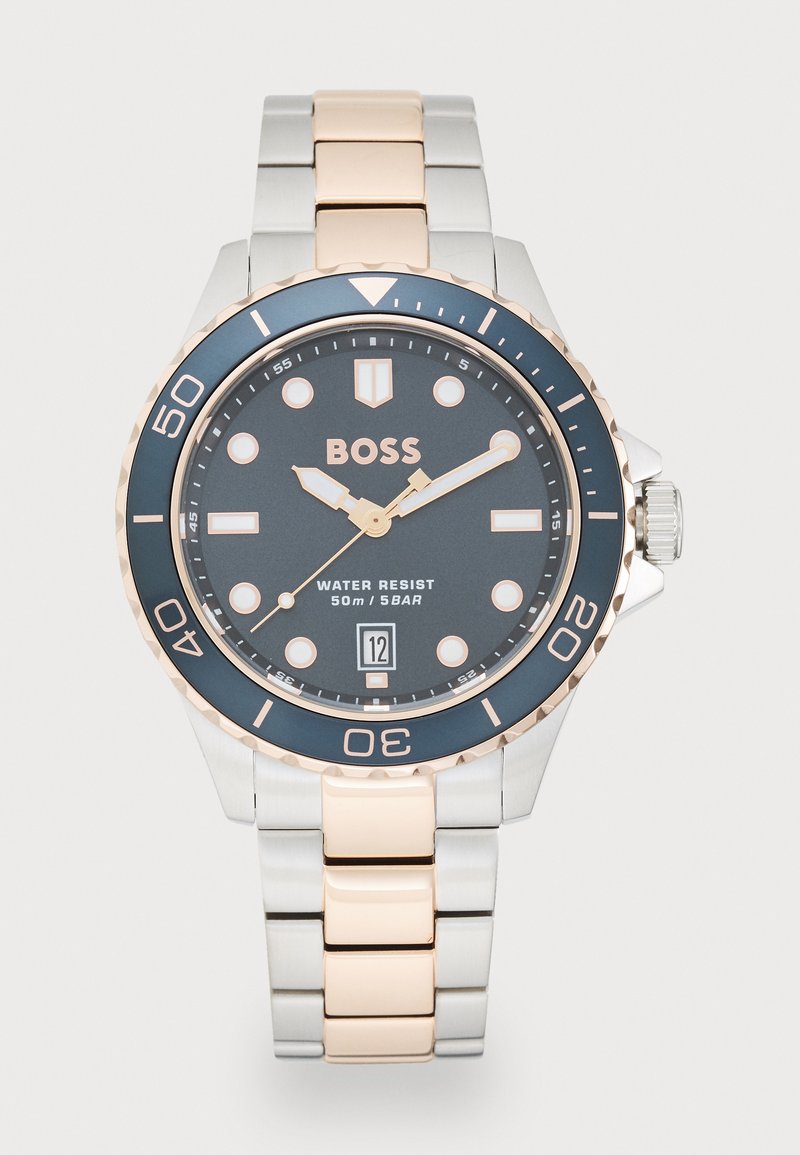 Roostevaba terasest ja roosakullast kell, tumesinise dialiga, ümmargune kellakuju, helendavad markerid, kuupäeva kuvamine ja sukeldumiskell. Veekindel kuni 50m.