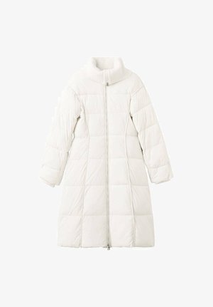 Dolga bela zimska jakna s prešito teksturo, visoko rebrasto ovratnikom in popolnim zadrgo spredaj, zasnovana za toploto in pokritost.