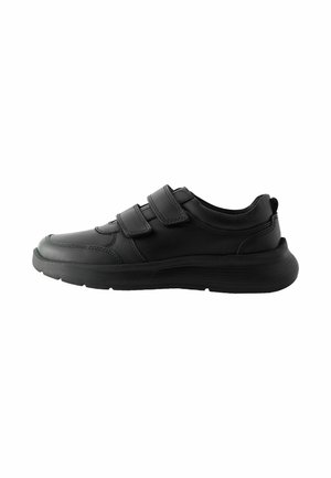 Chaussures de sport noires avec une tige en cuir lisse, dotées de deux sangles Velcro ajustables, d'un bout arrondi et d'une semelle en caoutchouc texturé.