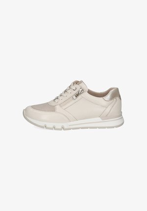 Beige sneaker met een leren en mesh bovenwerk, textuur overlays en een zijrits. Kenmerkt zich door een gevoerde zool en contrasterende witte accenten.