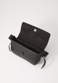 Borsa a tracolla in pelle nera strutturata con pattina, chiusura a scatto e tracolla regolabile. L'interno presenta un compartimento foderato.