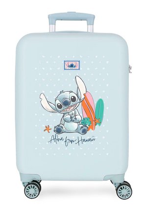 Maleta azul clara con Stitch caricatura sentado, tablas de surf, estrellas de mar y texto "Aloha desde Hawái" en el frente.