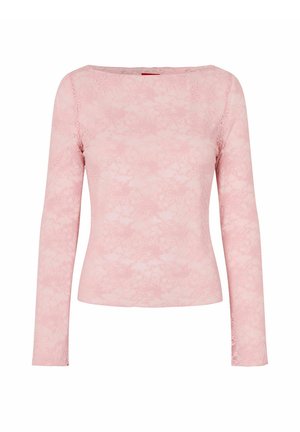 Bluza roz deschis cu mâneci lungi, croială mulată, cu un model fin din dantelă florală și decolteu bărcuță, expusă pe un fundal simplu alb.