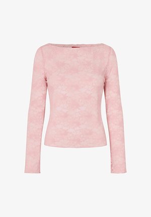 Top ajustado de manga larga en rosa claro con un sutil patrón de encaje floral y escote barco, mostrado sobre un fondo blanco liso.