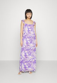 Vestido maxi floral roxo com decote franzido e mangas com babados. O padrão floral apresenta tons claros e escuros, adicionando textura e profundidade.