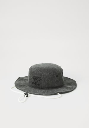 Grau Bucket Hat aus strukturiertem Stoff, mit einem Logo auf der Vorderseite, einem breiten Rand und einem verstellbaren weißen Kinnband.