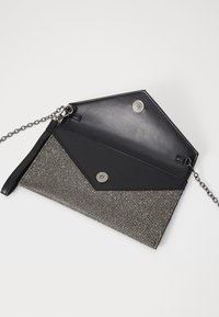 Borsa a tracolla con frontale in tessuto grigio testurizzato e dettagli in pelle nera. Presenta una tracolla a catena e una chiusura a scatto. Design compatto e angolare.