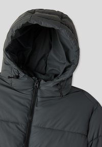 Czarna, szara kurtka ocieplana z kapturem, z przednim zamkiem błyskawicznym i regulowanymi sznurkami. Gładka tekstura z pikowanym wzorem.