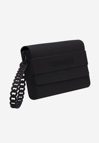 Borsa nera strutturata con chiusura a patta e un logo in evidenza. Presenta una catena spessa per il trasporto. Forma rettangolare.