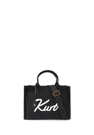 Czarna prostokątna torebka z krótkimi uchwytami, regulowanym szerokim paskiem na ramię, przednią kieszenią oraz białym kursywnym napisem "Kurt" na froncie.