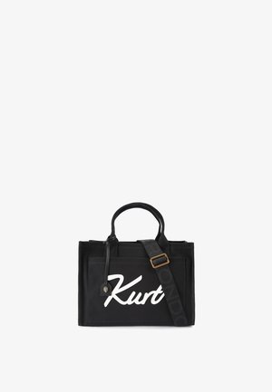 Zwarte rechthoekige handtas met korte handvatten, verstelbare brede schouderriem, voorvak en witte cursieve tekst "Kurt" aan de voorkant.
