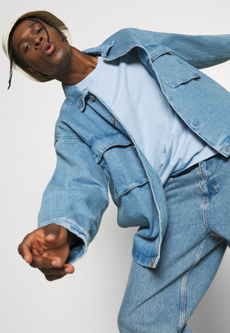 Herren Bekleidung | Maison Labiche TEE POPINCOURT SWIPER UNISEX T-Shirt basic pastel blue/hellblau - RE25765 Herren Bekleidung | Maison Labiche TEE POPINCOURT SWIPER UNISEX T-Shirt basic pastel blue/hellblau - RE25765