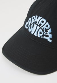 Svart baseballcaps med buet skygge, med lyseblå brodert tekst som viser merkenavnet. Teksten har et bølgete design.