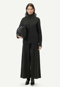 GOBI Cashmere Pullover - black