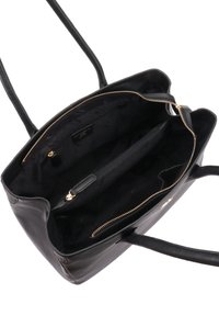 Zwarte leren totebag met een open bovenkant, voorzien van twee lange handvatten en een ritsvak aan de binnenkant. Glad oppervlak en gouden hardware accenten.