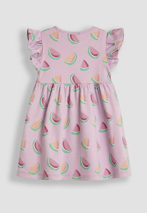 Vaaleanpunainen puuvillapUsern jossa on frillahihnat, ja jossa on vesimelonin viipaleiden kuvio vihreänä, keltaisena ja punaisena. Helma levenee alaspäin.