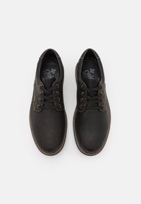 Scarpe in pelle nera con superficie texturizzata, punta rotonda e design con lacci. La cucitura a contrasto e le solette imbottite migliorano il comfort e il supporto.
