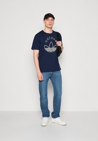 adidas Originals GRAPHIC - T-shirt con stampa - night indigo