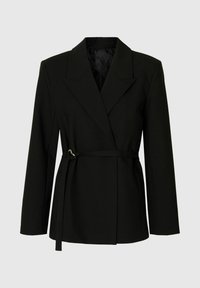 Blazer noir avec un design enveloppant, de larges revers et une taille ceinturée. Fabriqué en tissu lisse avec un éclat subtil et une coupe ajustée.