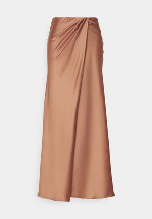 Lunga gonna di raso marrone con un design drappeggiato, caratterizzata da una texture morbida e delicate pieghe, che scende fino a un orlo dritto.