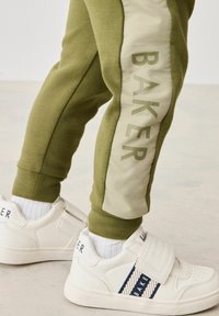 Baker by Ted Baker JOGGERS SET REGULAR FIT - Pikkade varrukatega topp - khaki green