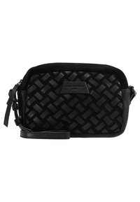 Mustassa kudotussa nahkassa oleva läppämuotoinen crossbody-laukku, jossa on teksturoitu pinta, etupuolella logopatch ja säädettävä olkahihna.