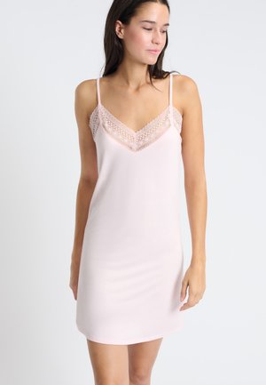 Abito a sottoveste rosa chiaro con una texture morbida, spalline regolabili e una bordatura in pizzo lungo il colletto per un tocco di eleganza.