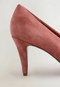 Rosa Wildlederschuh mit hohem Absatz, spitzer Zehenpartie und schlankem, gebogenem Absatz. glatte Oberfläche und minimalistisches Design ohne sichtbare Beschläge.