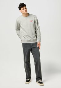 Wrangler LONG SLEEVE SMALL GRAPHIC CREW - Sudadera - mid grey mel