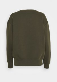Sweat-shirt à manches longues vert olive foncé avec encolure ronde et poignets et ourlet côtelés, vu de dos sur fond blanc.