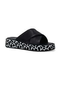 Sort lædersandal med krydsrem-design, der har en mønstrede hvid og sort platformssål, der ligner dyreprint.