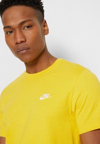 Nike Sportswear CLUB TEE - Navadna majica - gelb/weiss