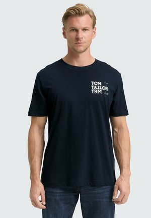 Navyblauwe katoenen t-shirt met een grafische print op de linkerborst met witte tekst. Het heeft een klassieke ronde hals en korte mouwen.