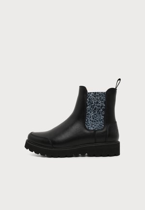 Bottine en cuir noir avec semelle épaisse à crampons et empiècement latéral élastique imprimé léopard bleu, languette au talon et bout arrondi.